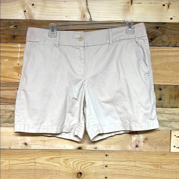 Loft size 6 Cream Colored Mid-rise 6” Inseam The Riviera Shorts with Pockets - Picture 1 of 11